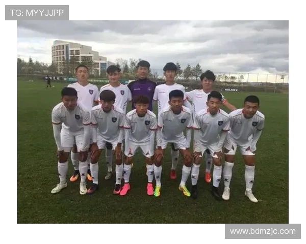 中国男足U19迎战强敌全力争胜展现青春风采与拼搏精神